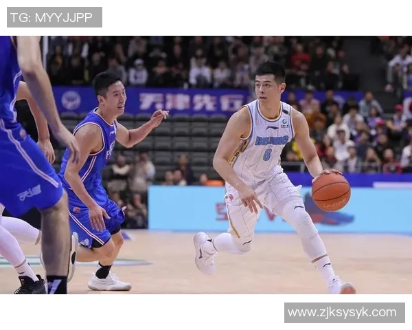 方硕的篮球之路:从青涩新秀到球队核心的成长历程与心路历程